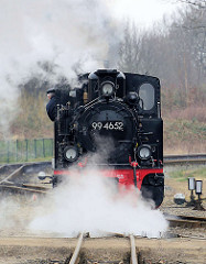 Dampflokomotive 99 4652 unter Dampf auf dem Bahnhof Putbus - die Schmalspur-Schlepptenderlokomotive wurde restauriert und ist ab März 2015 wieder auf der Strecke der Rügenschen Kleinbahn fahrbereit.