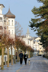 Strandpromenade in Binz auf der Ostseeinsel Rügen - Bädervilla mit Giebelturm und Kupferdach, früher Morgen an der Ostsee.