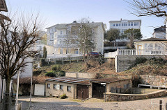 Am Küstenhang der Ostsee errichtete Wohnhäuser in Sassnitz; historische Architektur - Villa im Bäderstil, Garagen.