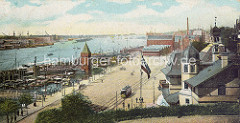 Blick von der Seewarte am Stintfang auf die St. Pauli - Landungsbrücken und der Elbe - re. im Vordergrund ein Ausschnitt vom St. Pauli Fährhaus.