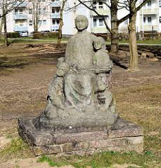 Steinskulptur mit Kindern - Strasse der DSF, Deutsch-Sowjetischen-Freundschaft.