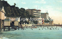 Altes Motiv - Bäderarchitektur am Ufer der Ostsee in Sassnitz; Badehaus und Urlauber, Badende im Wasser / Seebrücke.