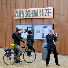 Eröffnung der umgebauten Zinnschmelze, Kulturzentrum in Hamburg Barmbek; Schriftzug und Schaukästen mit Programmübersicht.