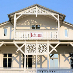 Holzschnitzerei an Hausgiebel und Holzbalkon - Bäderstil im Ostseebad Binz / Rügen.