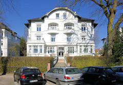 Mehrstöckige weisse Villa - Architektur des Historismus in der Beselerstrasse im Hamburger Stadtteil Gross Flottbek.