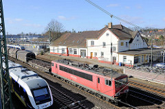 Bahnhof in Buchholz in der Nordheide - Lokomotive, Güterzug in Fahrt.