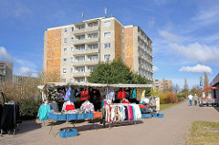 Strassenverkauf von Kleidung - Marktstand mit Kleidungsstücken bei der Störtebekerstrasse von Bergen auf Rügen.