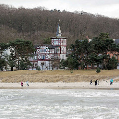 Ostseestrand im Seebad Binz - Villa im Stil der Bäderarchitektur - Fachwerkfassade, Giebelturm.