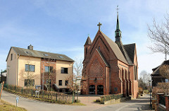 Pfarrgebäude und St. Bonifatius-Kirche in Bergen auf Rügen. Neoromanische Architektur, 1912 vollendet.