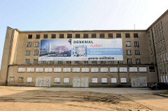 Leerstehendes Gebäudeteil der ehem. KdF-Ferienanlage Prora / Binz an der Ostsee - Werbeplakat für Eigentumapartements und Suites an der Hausfassade.