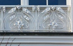 Eisendekor an einer Hausfassade in Binz / Rügen - Jugendstilornament mit Eichenblättern.