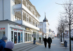Hauptstrasse im Ostseebad Binz auf Rügen - Laubengänge / Balkons mit Holzdekor, Schnitzerei - weisse Villa mit Giebelturm und Kupferdach.