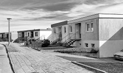 Flachbauten, Doppelhäuser an der Strasse Granitzblick in Bergen - Schwarzweiss Fotografie.