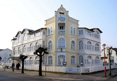 Hotelgebäude im Stil der Bäderarchitektur -  Ostseebad Binz / Rügen; Hausfassade mit Holzdekor.