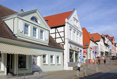 Unterschiedlich gestaltete Hausfassaden / Architektur der Gründerzeit - Marktstrasse, Bergen auf Rügen.