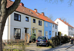 Einstöckige Wohnhäuser in der Ebertallee im Hamburger Stadtteil Bahrenfeld. die Häuser gehören mit zur Architektur der sogen. Steenkampsiedlung, die als Gartenstadt nach dem ersten Weltkrieg angelegt wurde. Die Steenkampsiedlung entstand in drei Baua
