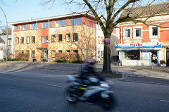 Einzelhandel / Bürohaus an der Langenhorner Chaussee im Hamburger Stadtteil Langenhorn an der Grenze zu Norderstedt.