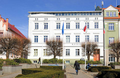 Weisse Hausfassade - Rathaus von Bergen auf Rügen.