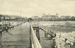 Historische Aufnahme von der Seebrücke in Binz - Panorama der Strandpromenade mit Kurhaus.