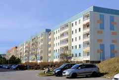 Sanierte Plattenbauten - Wohnblocks, Hochhäuser in der Wilhelm-Pieck-Strasse in Bergen auf Rügen.