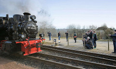 Dampflokomotive 994652  auf dem Bahnhof Binz; Fotografen fotografieren die Lok vom Bahnsteig aus. Die Schmalspur-Schlepptenderlokomotive wurde restauriert und ist ab März 2015 wieder auf der Strecke der Rügenschen Kleinbahn fahrbereit.