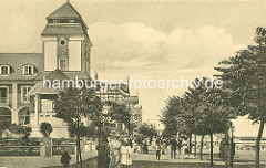 Strandpromenade von Binz auf Rügen. Berliner Bankiers investierten mit der „Ostseebad Binz AG“ in den Ausbau des Seebades und ließen ein Kurhaus bauen, das am 22. Juli 1890 eröffnet wurde; das Gebäude brannte 1906 ab und wurde 1907 nach Plänen d