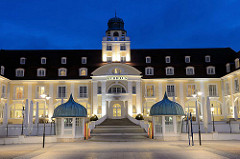 Blaue Stunde, Abend in Binz auf Rügen; Architektur vom Kurhaus an der Strandpromenade. Berliner Bankiers investierten mit der „Ostseebad Binz AG“ in den Ausbau des Seebades und ließen ein Kurhaus bauen, das am 22. Juli 1890 eröffnet wurde; das Gebäud