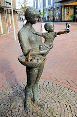 Bronzeskulptur Mutter mit Kind; Korb mit Äpfeln - Breite Strasse in Buchholz i.d.N.