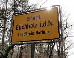 Ortschild Stadt Buchholz i.d.N., Landkreis Harburg - Gegenlicht / Sonnenstrahlen.