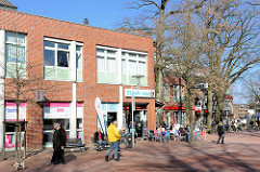 Fussgängerzone Breite Strasse in Buchholz - Eiscafé in der Frühlingssonne.