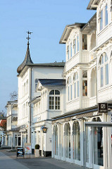 Ostseebad Binz auf Rügen - Bäderarchitektur unterschiedlicher Stilrichtungen. Kunstvolle Holzschnitzarbeiten an Balkonen und Veranda - Giebelturm mit Kupferdach.