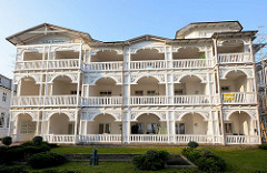Mehrstöckige Villa an der Strandpromenade in Binz auf der Ostseeinsel Rügen.