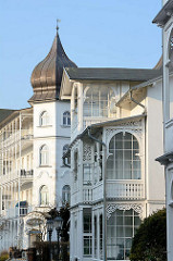 Bäderarchitektur im Ostseebad Binz auf der Insel Rügen - Veranda, Balkon mit Schnitzerei, weisse Haussfassaden.