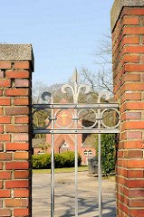 Friedhofszaun und Friedhofskapelle am Stillen Weg in Hamburg Bahrenfeld.