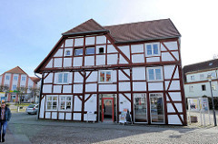 Historisches Fachwerkhaus am Markt von Bergen - ältestes Haus der Stadt, erbaut 1538.