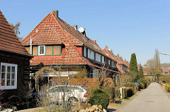 Historische Reihenhäuser in der Riemenschneiderstrasse in Hamburg Bahrenfeld - die Häuser gehören mit zur Architektur der sogen. Steenkampsiedlung, die als Gartenstadt nach dem ersten Weltkrieg angelegt wurde. Die Steenkampsiedlung entstand in drei B