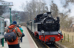 Einfahrt des Personenszugs im Bahnhof Binz - Damplokomotive 994801-9.