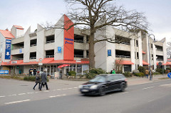 Moderne Parkhausarchitektur - Parkhaus Granitz in Binz auf Rügen - Betonklotz mit Geschäften / Einzelhandel.