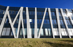 Moderne Architektur - Verwaltungsgebäude an der Langehorner Chaussee in Hamburg Langenhorn.