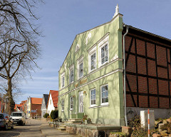 Altes Wohnhaus in Bergen - Fachwerkgebäude mit Putzfassade.