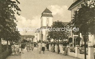 Strandpromenade von Binz auf Rügen. Berliner Bankiers investierten mit der „Ostseebad Binz AG“ in den Ausbau des Seebades und ließen ein Kurhaus bauen, das am 22. Juli 1890 eröffnet wurde; das Gebäude brannte 1906 ab und wurde 1907 nach Plänen de