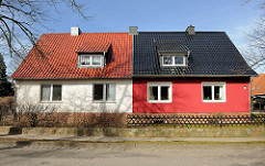 Doppelhaus mit unterschiedlich farbig gestalteter Fassade am Burgwall von Bergen auf Rügen.