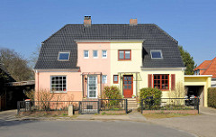 Doppelhaus in unterschiedlicher Farbe - Türen und Fenstern; Architektur im Hamburger Stadtteil Bahrenfeld, Bezirk Hamburg Altona.