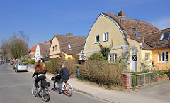 Wohnhäuser / Doppelhäuser mit Zollingerdach. Die Dachform wurde Anfang des 20. Jahrhunderts von Friedrich Zollinger entworfen. Architekturfotos aus dem Hamburger Bezirk Altona / Stadtteil Bahrenfeld.