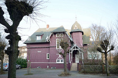 Holzvilla im Bäderstil - Villa Undine an der Strandpromenade von Binz. Das Holzhaus ist ein sogen. Wolgasthaus - auf der Wolgaster Werft als Fertighaus 1885 aus Holz gebaut.