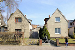 Einzelhäuser mit Hausfassade aus gelben Klinkern - Wohnhäuser in HH-Bahrenfeld.