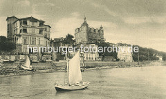 Historische Ansicht - Bäderarchitektur am Ufer der Ostsee in Sassnitz, Segelboot.