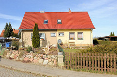 Doppelhaus mit unterschiedlich farbig gestalteter Fassade am Burgwall von Bergen auf Rügen.