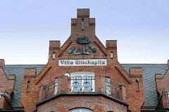 Backsteingiebel der Villa Glückspilz an der Promenade in Binz auf Rügen - Balkon mit Eisengeläder, Metallrelief mit Pilzen an der Hausfassade.