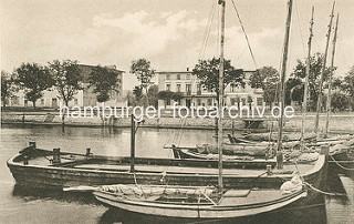 Blick über den Hafen von Lauterbauch auf Rügen / Ortsteil von Putbus; historisches Foto. Segelboote und eine Holzschute liegen an der Mole.